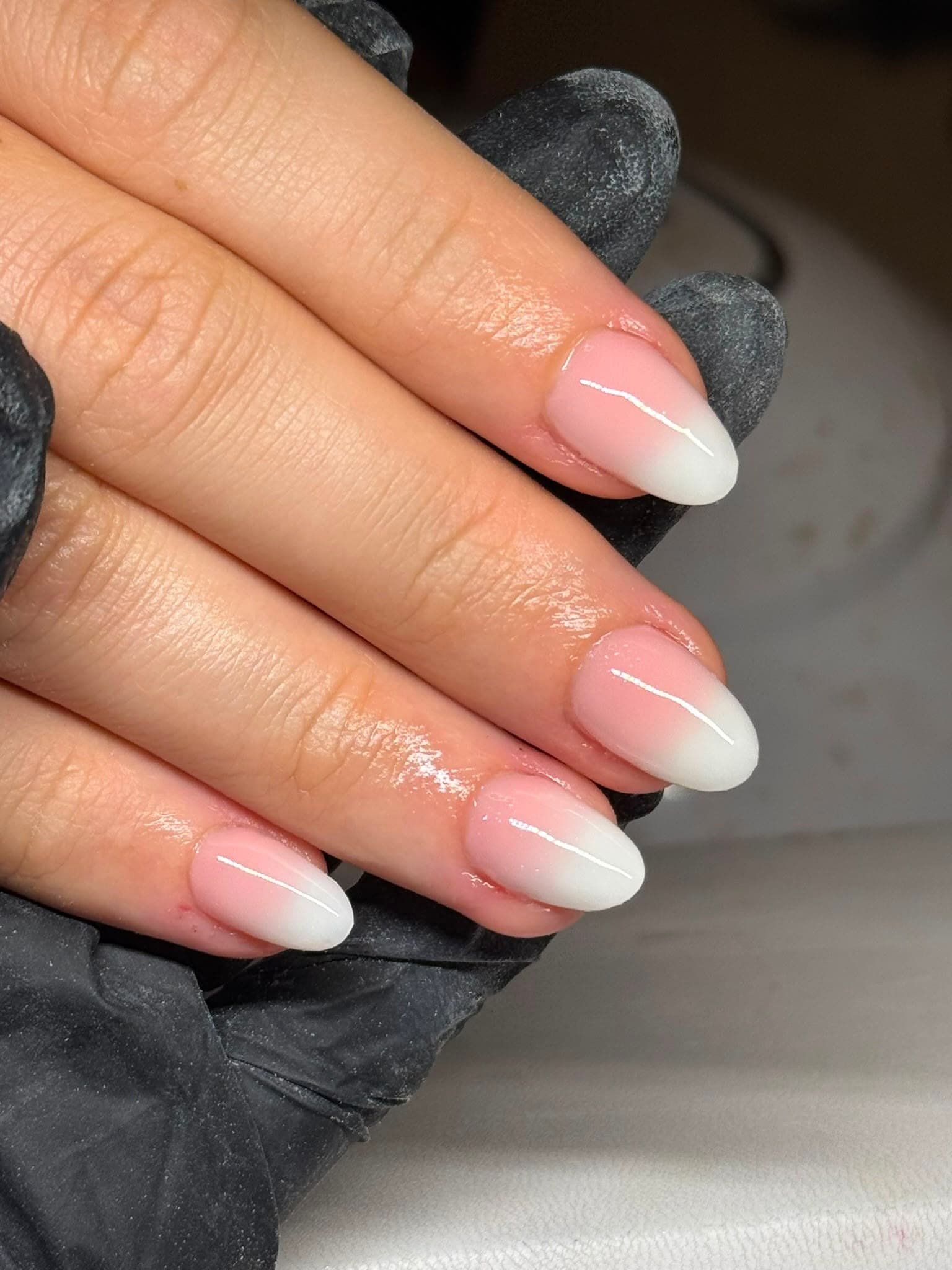 Babyboom in roze naar wit op amandelvormige gelnagels