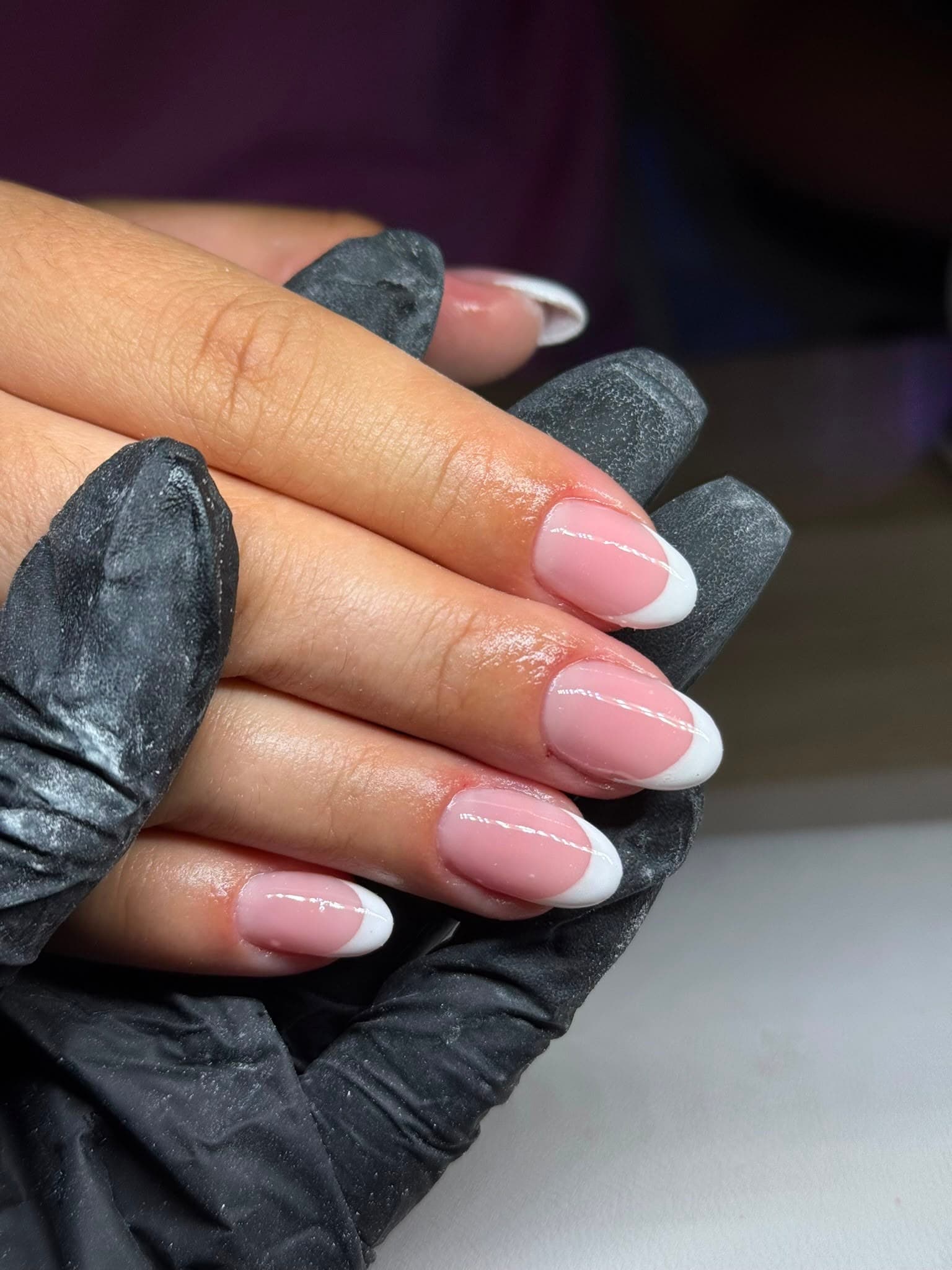 Klassieke witte french manicure op amandelvormige gelnagels