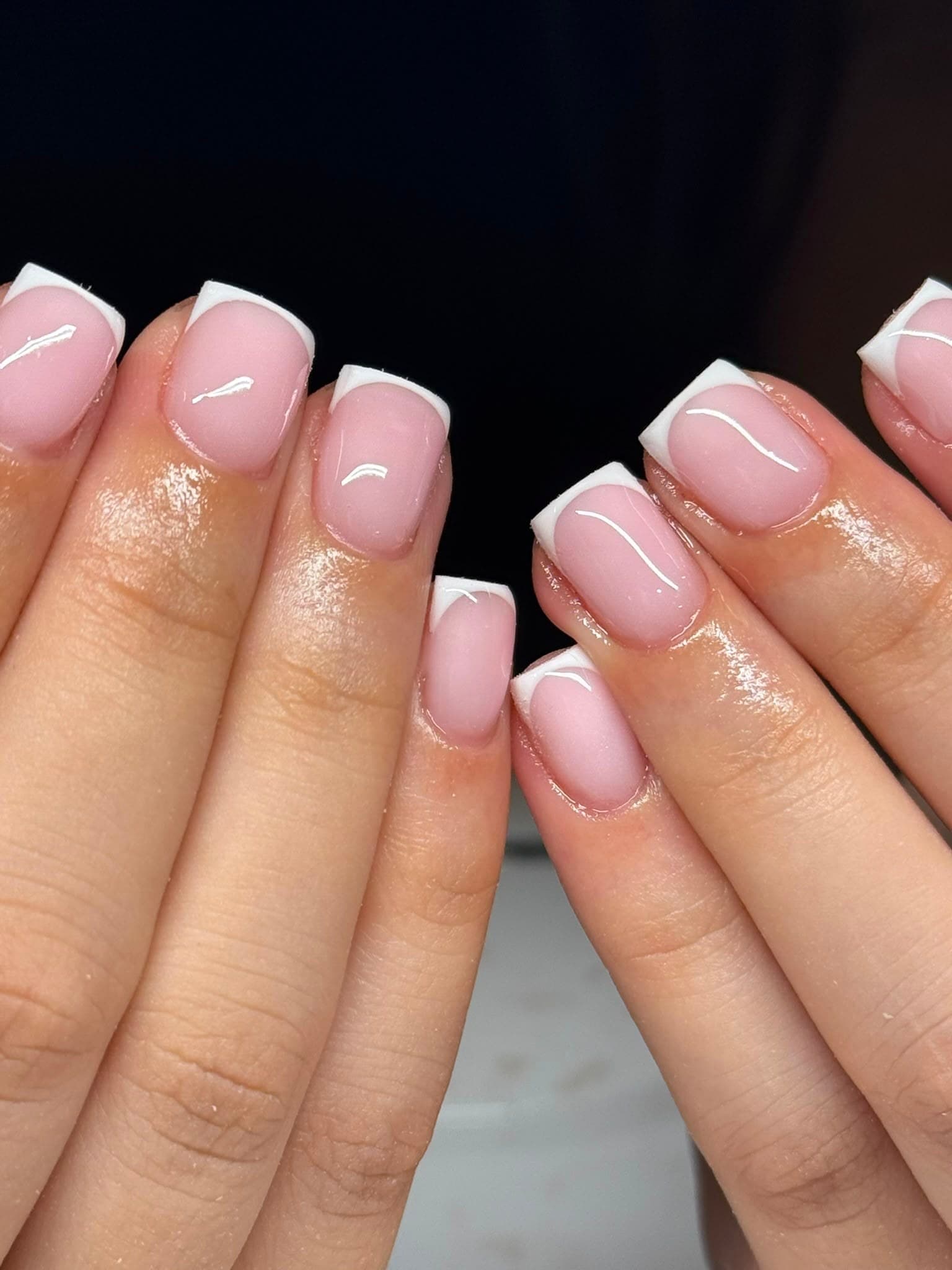 Korte vierkante gelnagels met witte french tips