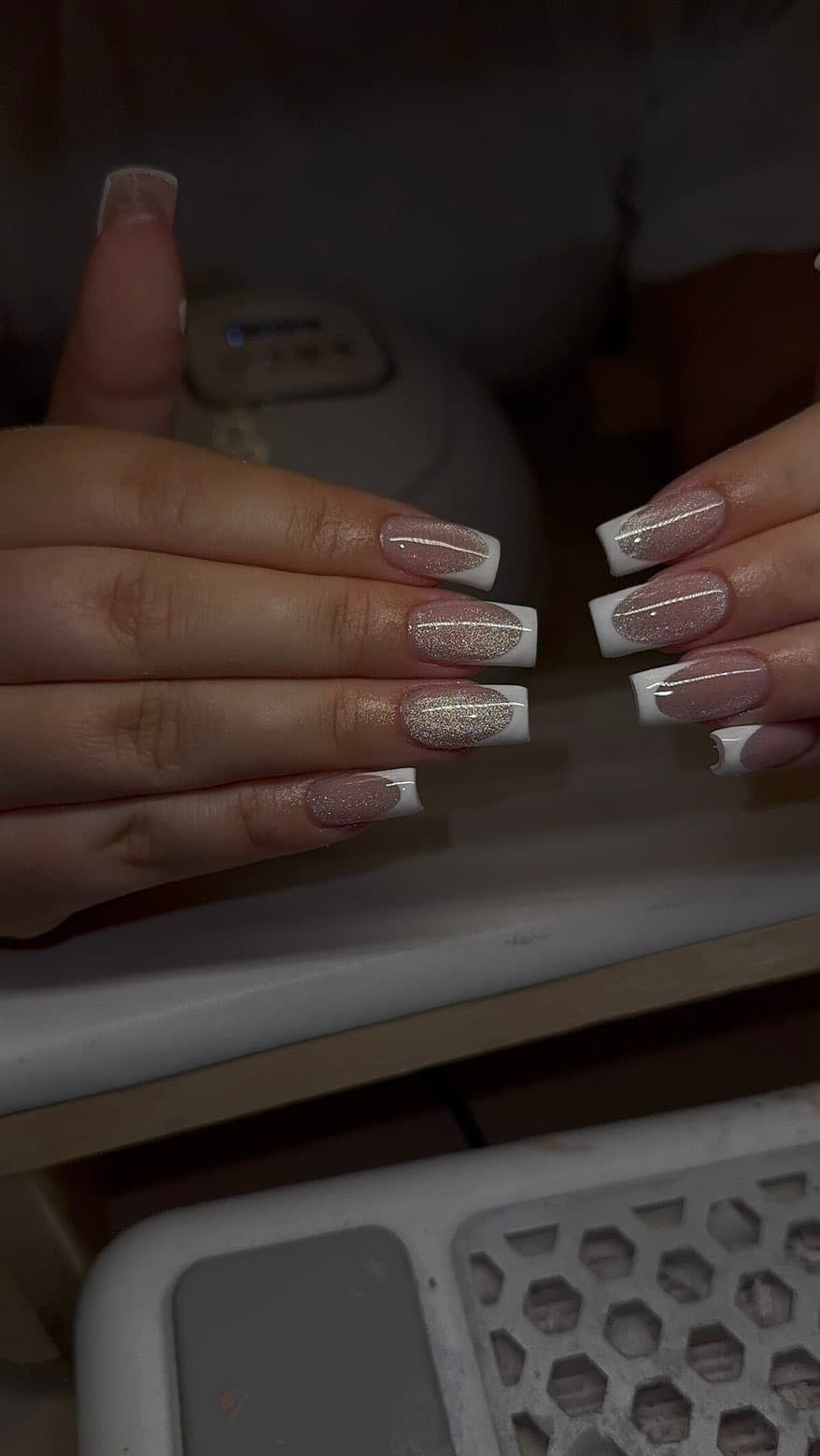 Bijgewerkte gelnagels met glitter en witte french tips