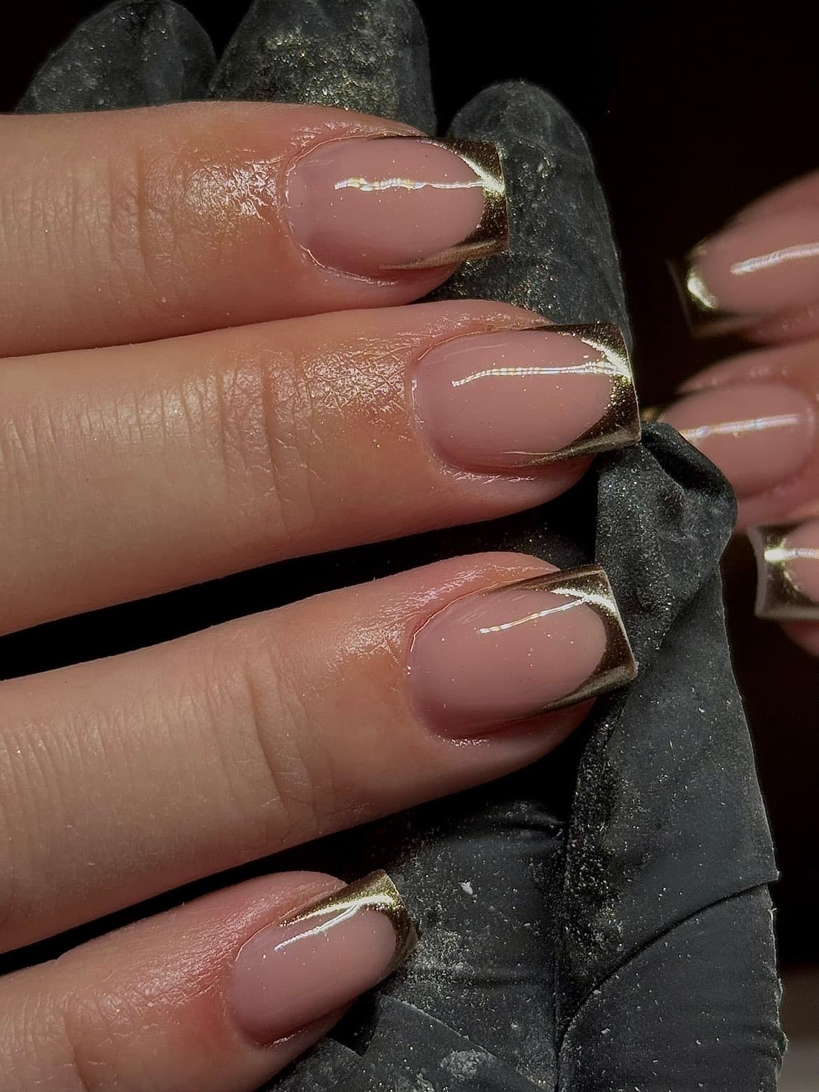 Gouden chrome french tips op een donkere achtergrond