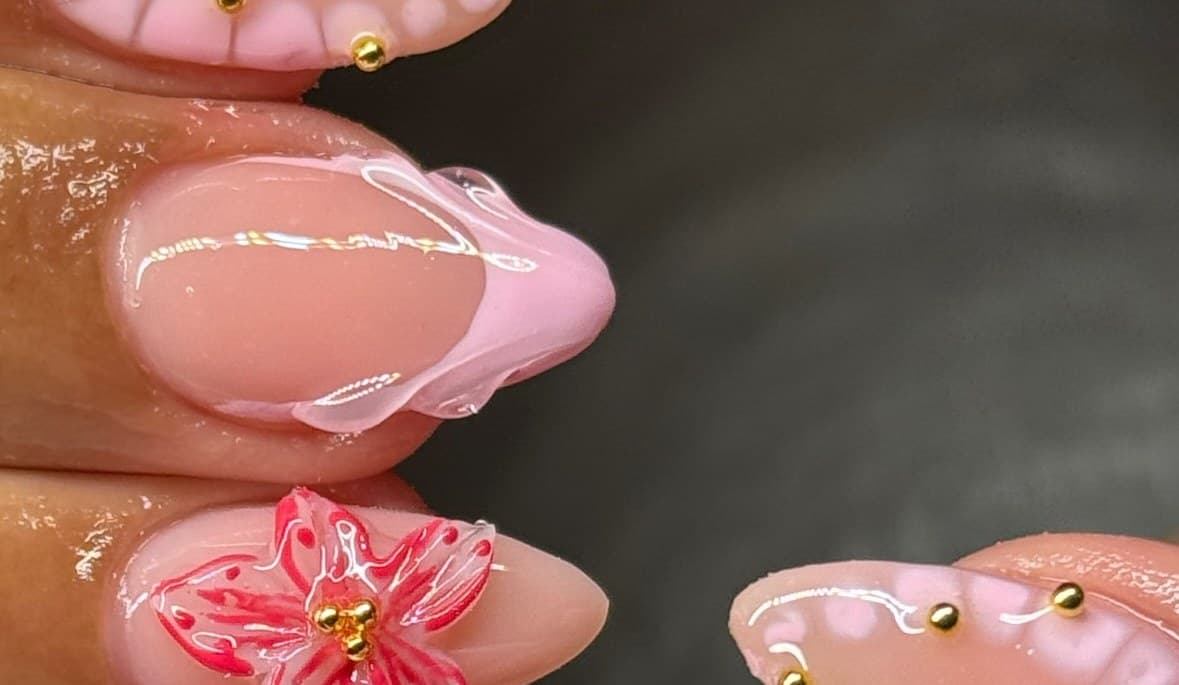 Roze nail art met handgemaakte 3D-bloem en gouden parels