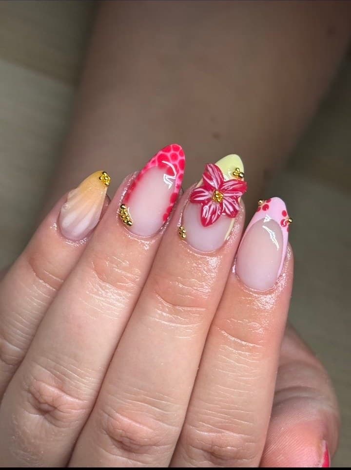 Zomerse nail art met handgemaakte 3D-bloem, gouden kraaltjes en kleurrijke tips