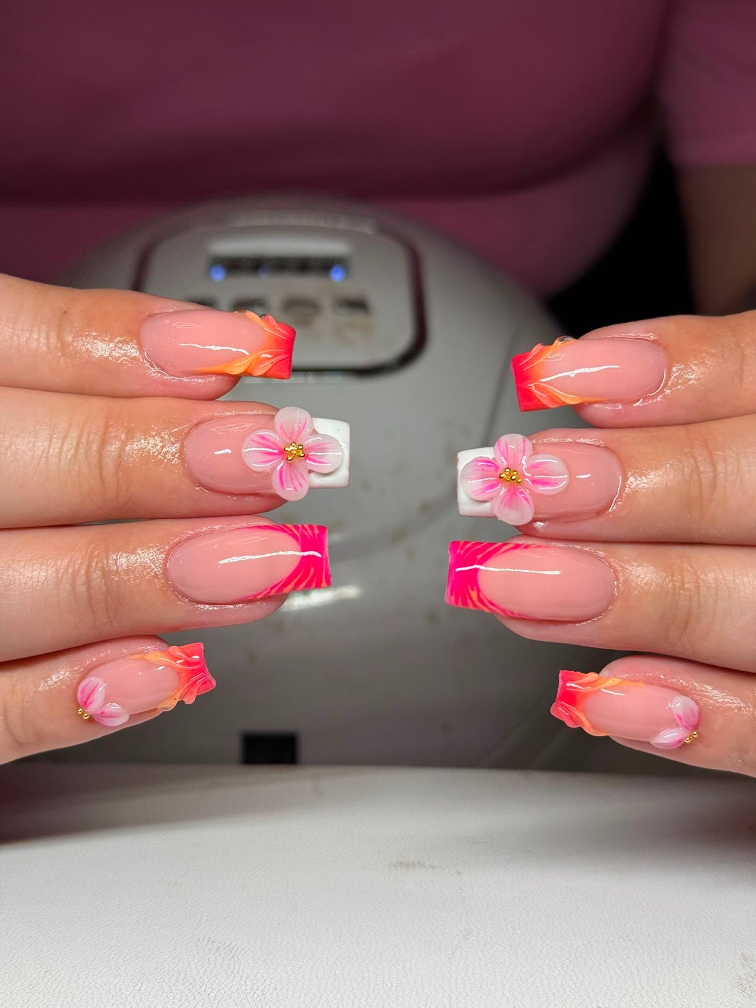 Koraalroze french tips met handgemaakte 3D-bloemen en gouden hartjes